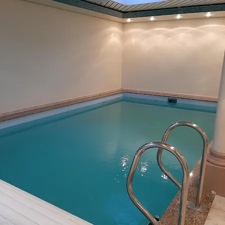 Mit Schwimmhalle