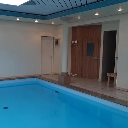 Mit Schwimmhalle 度假居 *