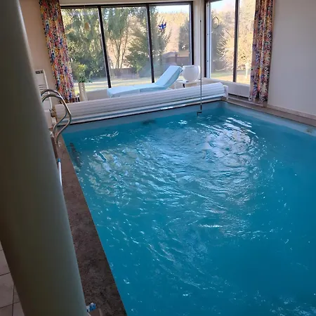 Mit Schwimmhalle *