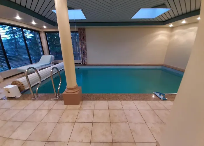 Mit Schwimmhalle *