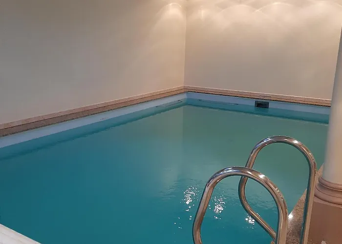 Mit Schwimmhalle