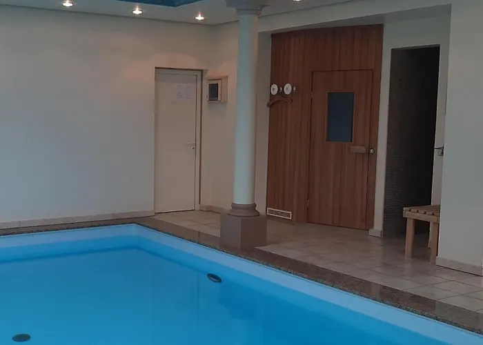 Mit Schwimmhalle Casa de Férias *