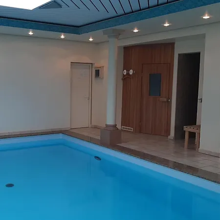 펜션 Mit Schwimmhalle